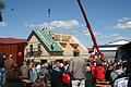 In zwei Stunden und 14 Minuten bauten die Handwerker bei der Showmontage ein Haus.  Foto: Gabriele Sell       -  In zwei Stunden und 14 Minuten bauten die Handwerker bei der Showmontage ein Haus.  Foto: Gabriele Sell