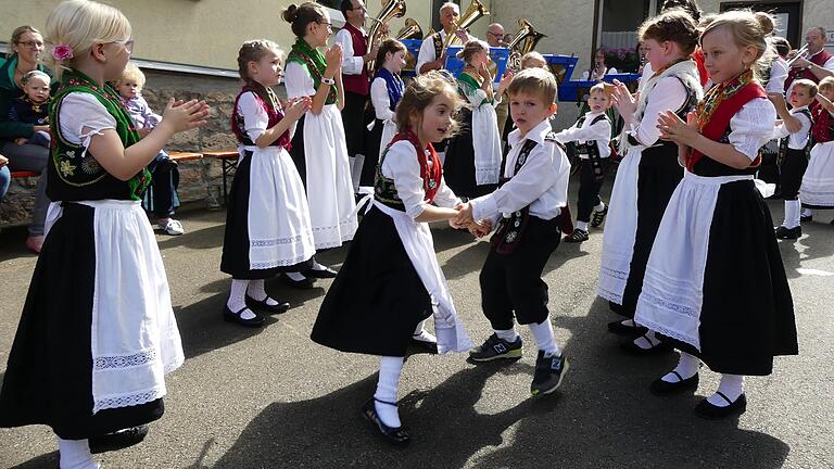 Tracht und Tanz: Die Kindertanzgruppe Unterelsbach begeisterte beim Saale-Musicum in Weisbach die Zuschauer. Zum allerletzten Mal lag die Leitung der Kindertanzgruppe bei diesem Auftritt in der Hand von Susanne Klemm.