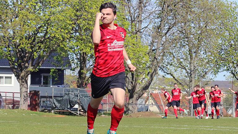 Marcel Kühlinger von der DJK Schwebenried/Schwemmelsbach blieb cool vom Punkt. Der Angreifer verwandelte den Entscheidenden Elfmeter zum Sieg. Die Mitspieler machen sich auf zur Gratulation. Marcel Kühlinger von der DJK Schwebenried/Schwemmelsbach blieb cool vom Punkt. Der Angreifer verwandelte den Entscheidenden Elfmeter zum Sieg. Die Mitspieler machen sich auf zur Gratulation.