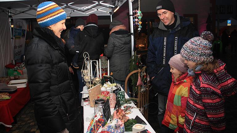 Beim Gerolzhöfer Weihnachtssammelsurium boten am Wochenende gewerbliche und private Anbieter unterschiedlichste Weihnachtsartikel an.