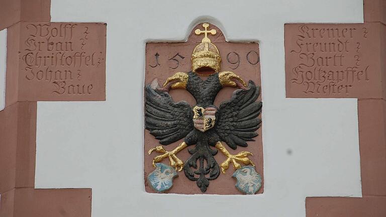 Der Doppeladler an der Wand des Zeughauses im Herzen Schweinfurts zeugt von dessen jahrhundertealter Geschichte. Der Doppeladler an der Wand des Zeughauses im Herzen Schweinfurts zeugt von dessen jahrhundertealter Geschichte.