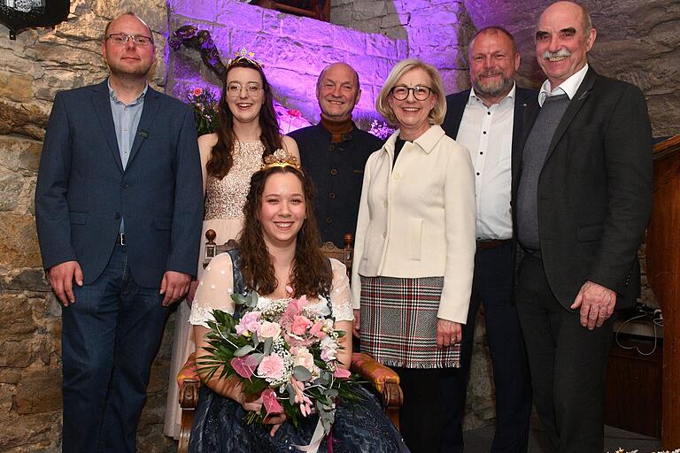 Viel Prominenz wohnte der Krönung der Frickenhäuser Weinprinzessin Rosanna Trigilia bei&nbsp; (von links):&nbsp; der Vorsitzende des Winzervereins Markus Öder, die Fränkische Weinkönigin Lisa Lehritter, Bürgermeister Günther Hofmann, stellvertretende Landrätin Susanne Knof, Landrat Thomas Eberth und Weinbaupräsident Artur Steinmann.