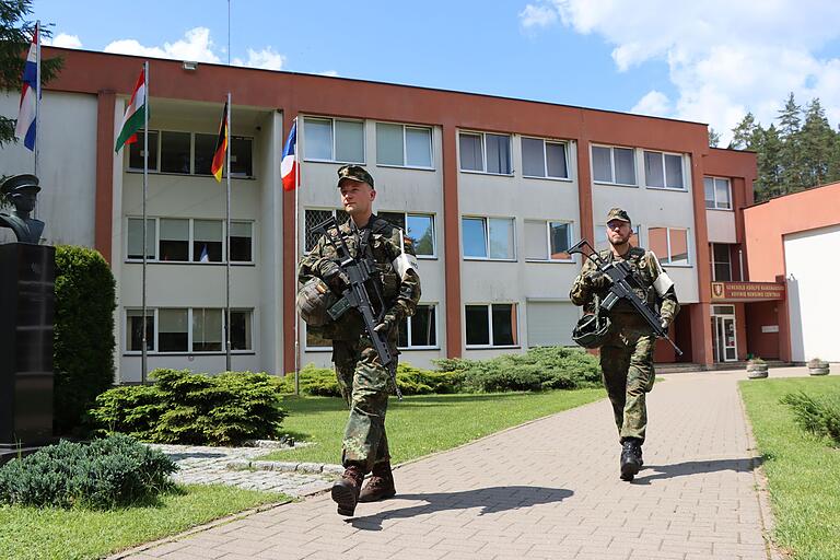 Auf Streife im Gefechtsübungszentrum: Oberstabsgefreiter d.R. Marco Gantert und Stabsgefreiter d.R. Florian Döller sichern den Gefechtsstand der 10. Panzerdivision im litauischen Gefechtsübungszentrum „Generolo Adolfo Ramanausko Kovinio Rengimo Centras“ in Nemenčinė.