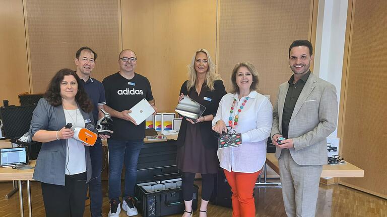 Im Bild: Sandra Boy (Konrektorin), Christian Konrad (Kämmerer), Rüdiger Thees (Systembetreuer), Andrea Orth (Rektorin), Martina Gießübel (Abgeordnete des bayerischen Landtags), Manuel Kneuer (Bürgermeister).