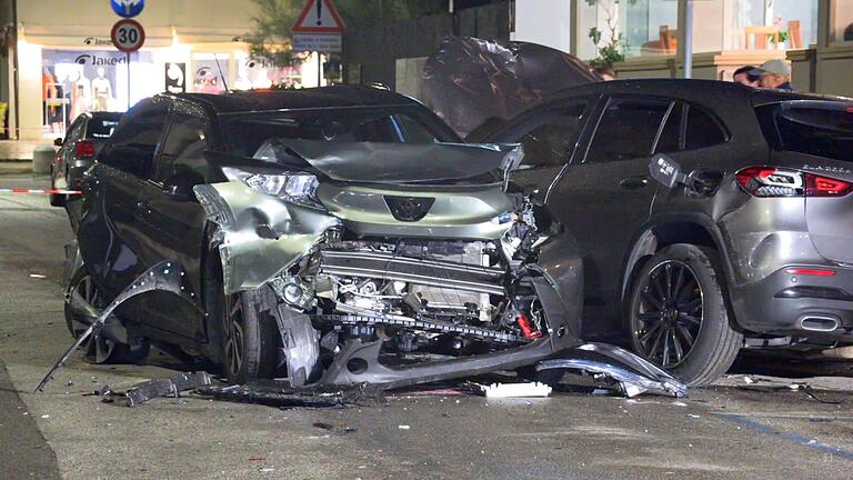 Auto rast in Fußgänger: Zwei deutsche Schülerinnen sterben       -  Eine 44 Jahre alte Frau war mit ihrem Wagen mit hohem Tempo durch die Innenstadt gerast.