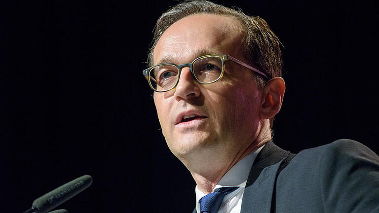 Heiko Maas       -  ARCHIV - Bundesjustizminister Heiko Maas (SPD) spricht am 18.06.2016 beim Parteitag in der Gebläsehalle in Neunkirchen (Saarbrücken). Foto: Oliver Dietze/dpa (zu dpa «Maas als Bundestagskandidat nominiert - direktes Duell mit Altmaier?» vom 27.10.2016) +++(c) dpa - Bildfunk+++