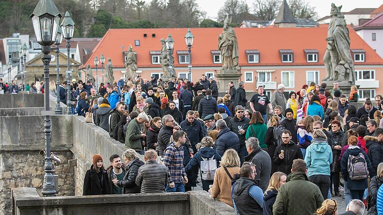 Trotz des grassierenden Coronavirus war die Alte Mainbrücke auch am vergangenen Samstag und Sonntag ein beliebter Treffpunkt für viele Würzburger und Touristen.