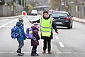 0002191447.jpg       -  Gelber Umhang und Warnkelle: So kennt man Annemarie Mayr. Seit vielen Jahren ist sie als Schulweghelferin für die Sicherheit der Kleinsten in Friedberg da.