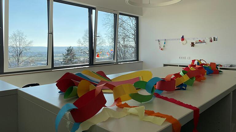 Basteln mit Ausblick: Das Kreativzimmer im neuen Hort am Schulberg in Bad Neustadt lädt zum Malen und Basteln ein. Derzeit steht alles unter dem Vorzeichen Fastnacht.