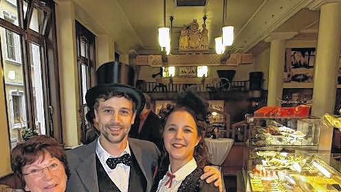 100-jähriges Jubiläum: Melanie Michel (rechts) mit ihrer Mutter Gabriele und Lebenspartner Stefan Bauer. 100-jähriges Jubiläum: Melanie Michel (rechts) mit ihrer Mutter Gabriele und Lebenspartner Stefan Bauer.