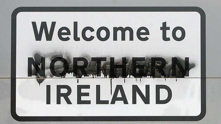 Auf einem beschmierten Straßenschild an der Grenze zwischen Donegal und Derry steht 'Welcome to Northern Ireland' (Willkommen in Nordirland). Auf einem beschmierten Straßenschild an der Grenze zwischen Donegal und Derry steht 'Welcome to Northern Ireland' (Willkommen in Nordirland).