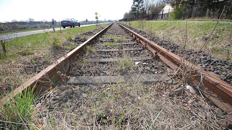 Blick auf die Gleise der Steigerwald-Bahnstrecke Kitzingen – Etwashausen (2010). Blick auf die Gleise der Steigerwald-Bahnstrecke Kitzingen – Etwashausen (2010).
