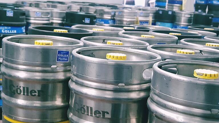 Das meiste kommt in die Kanalisation: Viele Brauereien bleiben aufgrund der Auswirkungen der Corona-Pandemie auf ihrem bereits abgefüllten Fassbier sitzen. Hier ein Blick in den Fasskeller der Brauerei Göller in Zeil am Main.