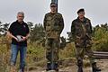 Der beförderte Soldat, Roberto Endter, mit seinem Chef Oberstleutnant Karl-Wolfgang Wieser und Herbert Werthmann (links).