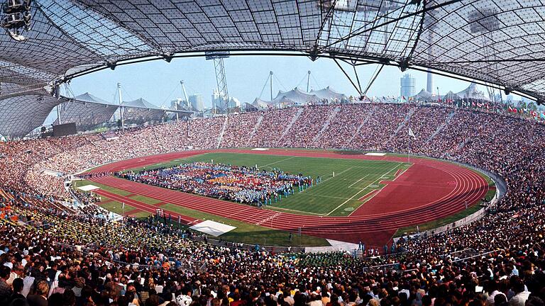 Am 6. September fand im Olympiastadion in München die Trauerfeier für die Opfer der Geiselnahme während der Olympischen Spiele 1972 statt. Am 6. September fand im Olympiastadion in München die Trauerfeier für die Opfer der Geiselnahme während der Olympischen Spiele 1972 statt. 
