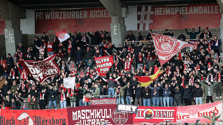 Auch die lautstarke Unterstützung der Fans im neuen Stimmungsblock E brachte den Würzburger Kickers gegen Aschaffenburg keinen Erfolg. Auch die lautstarke Unterstützung der Fans im neuen Stimmungsblock E brachte den Würzburger Kickers gegen Aschaffenburg keinen Erfolg.