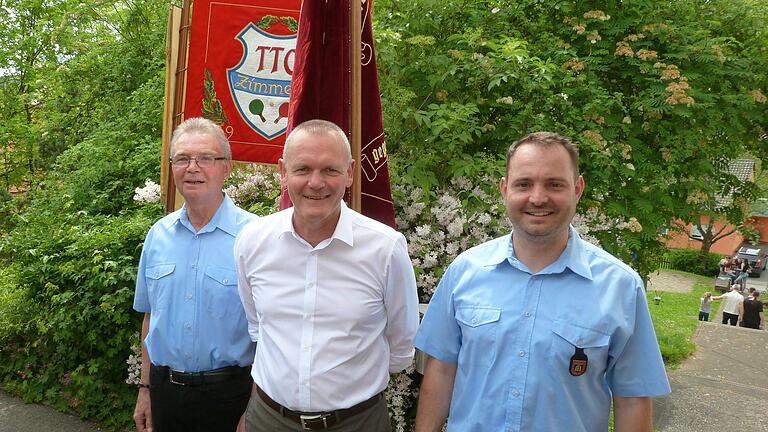 Über 50 Jahre Eingemeindung Zimmerns in die Stadt Marktheidenfeld freuten sich am 1. Mai (von links): Ortssprecher Georg Riedmann, Marktheidenfelds Bürgermeister Thomas Stamm und der Vorsitzende der Freiwilligen Feuerwehr Zimmern, Mario Riedmann.