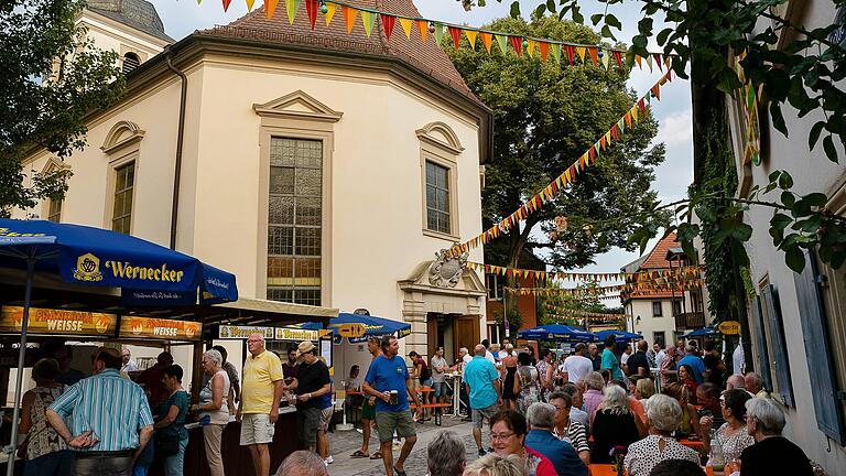 In Schweinfurts ältestem Stadtteil Zürch findet am Wochenende rund um die St. Salvator Kirche wieder das Weinfest statt. In Schweinfurts ältestem Stadtteil Zürch findet am Wochenende rund um die St. Salvator Kirche wieder das Weinfest statt.