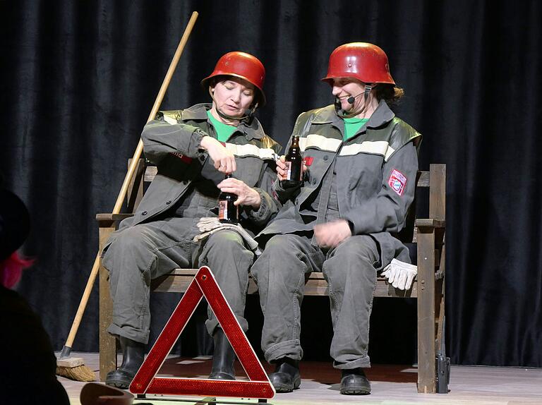 Evi Oeftering als Alma (links) und Anette Herbig als Elsa traten diesmal in ihrer Dorfbütt als Feuerwehrfrauen auf. Dabei bekam der Nachbarort Bergheim sein Fett weg. Evi Oeftering als Alma (links) und Anette Herbig als Elsa traten diesmal in ihrer Dorfbütt als Feuerwehrfrauen auf. Dabei bekam der Nachbarort Bergheim sein Fett weg.