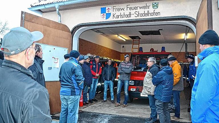 Die Feuerwehr Stadelhofen will ein neues Feuerwehrhaus. Der Bauausschuss der Stadt Karlstadt informierte sich vor Ort.