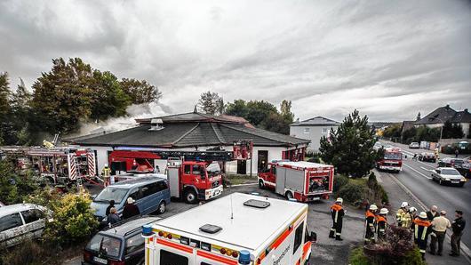 Dachstuhlbrand im Restaurant &bdquo;Great Wall&ldquo; in Haßfurt       -  Nachdem es im chinesischen Restaurant &bdquo;Great Wall&ldquo; in der Zeiler Straße am Mittwochnachmittag in Haßfurt zu einem Brand gekommen war, rückten zunächst die Haßfurter und die Augsfelder Feuerwehr aus, die gegen 16.10 Uhr alarmiert worden waren. Am Einsatzort angekommen, alarmierten sie die Kameraden aus Prappach und Wonfurt nach, sodass die Feuerwehren schließlich mit insgesamt zwölf Fahrzeugen vor Ort waren. Rund 20 Minuten dauerte es, bis die Floriansjünger das Feuer unter Kontrolle hatten. Dabei waren die Feuerwehrleute auch mit Atemschutz und Wärmekamera im Einsatz. Verletzt wurde bei dem Brand niemand. Gäste und Personal, die sich zu der Zeit im Restaurant befanden, kamen rechtzeitig nach draußen. Während des Einsatzes kam es in der Zeiler Straße und der Industriestraße zu einem Rückstau. Die Brandursache ist bisher noch unklar, die Polizeiinspektion Haßfurt hat die Ermittlungen aufgenommen. Sicher ist bisher nur, dass der Brand in der Küche ausbrach. Über eine Dunstabzugshaube hatte das Feuer auf den Dachstuhl des Hauses übergegriffen, wo es zu einer starken Rauchentwicklung kam. Den entstandenen Schaden schätzte die Polizei vor Ort auf rund 10 000 Euro. Ein Restaurantbetrieb ist derzeit nicht möglich, da nach dem Brand der Küchenbereich nicht genutzt werden kann. Foto: René Ruprecht