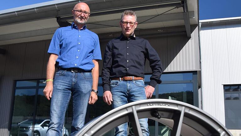 Christoph Penisch aus Gräfendorf ist mit seiner Firma Protrack Felgenhersteller geworden. Auf dem Weg dorthin hat ihn Jürgen Hofmann von der &quot;Coaching Factory&quot; unterstützt.  Foto: Michael Mahr       -  Christoph Penisch aus Gräfendorf ist mit seiner Firma Protrack Felgenhersteller geworden. Auf dem Weg dorthin hat ihn Jürgen Hofmann von der &quot;Coaching Factory&quot; unterstützt.  Foto: Michael Mahr