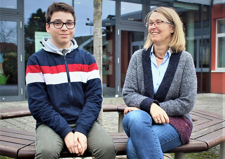 Anael Falourd mit Christine Gumann, die Lehrerin am LSH Wiesentheid und zugleich Vorsitzende des Partnerschaftskomitees in Wiesentheid ist.&nbsp;