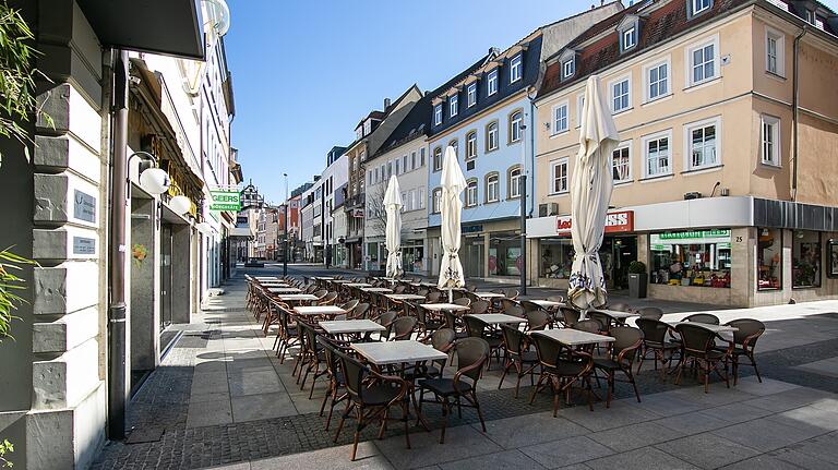 Wie ausgestorben ist die Spitalstraße in Schweinfurt gerade am Wochenende, da auch die Gastronomiebetriebe und Eisdielen wegen der Ausgangsbeschränkungen geschlossen sind.