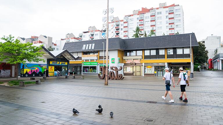 Stille zwischen den Hochhäusern: Der Place de Caen ist der zentrale Platz des Würzburger Stadtteils Heuchelhof.