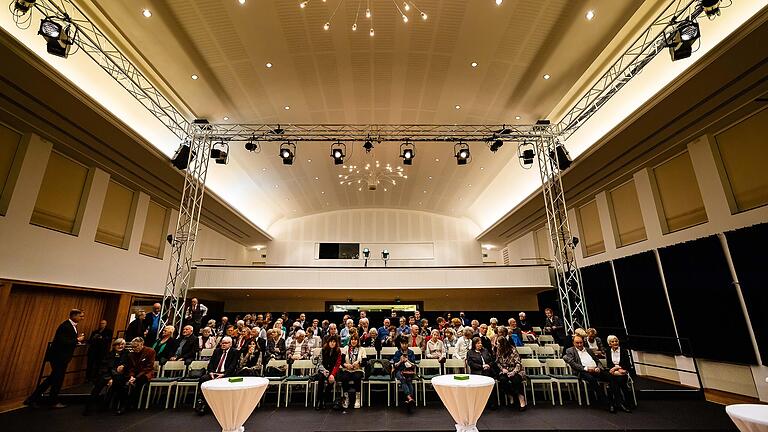 Blick auf die Besucherreihen im evangelischen Gemeindehaus, der Ersatzspielstätte des Theaters bis 2025.