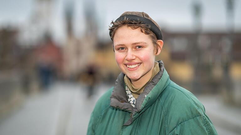 Felicitas Jander würde sich den Einsatz von sogenannten Awareness-Teams auf den Volksfesten in Würzburg wünschen, um einen sicheren Ort für alle Besucherinnen und Besucher zu schaffen. Felicitas Jander würde sich den Einsatz von sogenannten Awareness-Teams auf den Volksfesten in Würzburg wünschen, um einen sicheren Ort für alle Besucherinnen und Besucher zu schaffen.