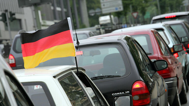 Experte warnt: Fähnchen am Auto sind Spritfresser.jpeg - Fähnchen an Autos sind bislang nicht zu entdecken. Aber die Fußball-WM der Frauen hat ja gerade erst angefangen. Experte warnt: Fähnchen am Auto sind Spritfresser.jpeg - Fähnchen an Autos sind bislang nicht zu entdecken. Aber die Fußball-WM der Frauen hat ja gerade erst angefangen.