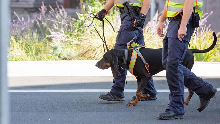 Auch Spürhunde kamen bei den Ermittlungen der Polizei im Laufe des Sonntags rund um den Tatort zum Einsatz. Auch Spürhunde kamen bei den Ermittlungen der Polizei im Laufe des Sonntags rund um den Tatort zum Einsatz. 