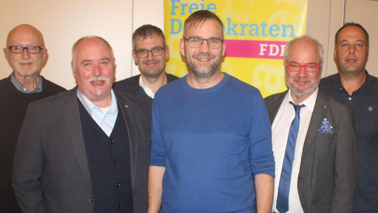 Der FDP-Kreisverband Kitzingen wählte einen neuen Vorstand. Neuer Vorsitzender wurde Michael Mörer (Zweiter von links), der Hans Müller (2. v. r.) ablöste. Zum Gremium gehören außerdem Larry Stiers, Matthias Adamik, Christian Friedrich, und Christian Heinle (v. l.).