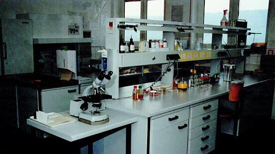 1987: Das erste mikrobiologische Labor. 1987: Das erste mikrobiologische Labor.