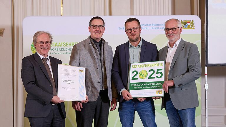 Auszeichnung des Servicebetriebs Bau &amp; Stadtgrün der Stadt Schweinfurt mit dem Staatsehrenpreis für vorbildliche Ausbildung im Garten- und Landschaftsbau 2025 (von links):&nbsp; Maximilian Wohlgschaft, Leiter der Abteilung Bildung und Beratung des bayerischen Landwirtschaftsministeriums, Florian Keßler und Sebastian Wolff vom Servicebetrieb Bau &amp; Stadtgrün der Stadt Schweinfurt sowie Dietmar Lindner, Präsident des VGL Bayern.