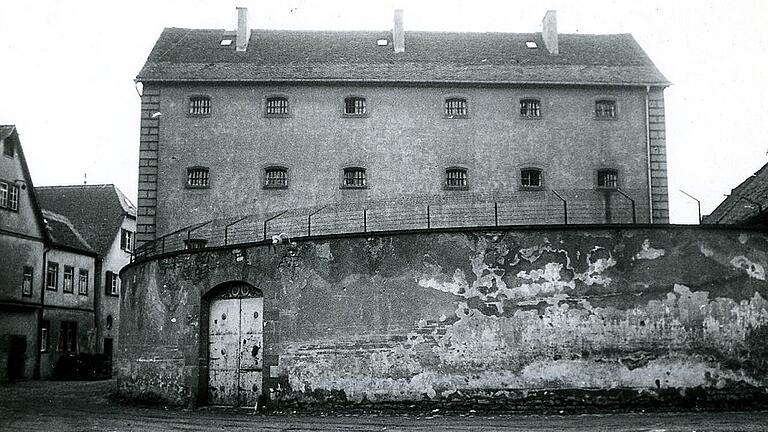 Gefängnis Lohr       -  Aus diesem ehemaligen Gefängnis am Lohrer Schlossplatz, an dessen Stelle heute das neue Rathaus steht, versuchte der Obersinner Gauner Anton Wehner vor 150 Jahren mehrfach auszubrechen.