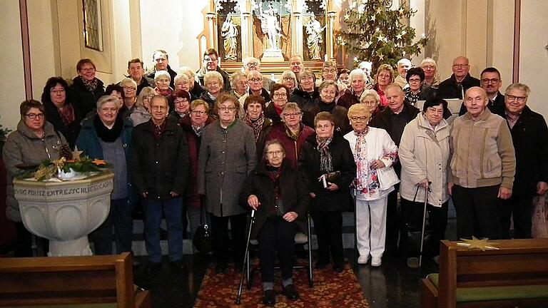 Auf sein 20-jähriges Bestehen kann der ökumenische Seniorenkreis in Kleinsteinach zurückblicken. Nach der gemeinsamen Messfeier fanden sich die Mitglieder am Freitag in der Sankt-Bartholomäus-Filialkirche zu einem Erinnerungsbild zusammen.