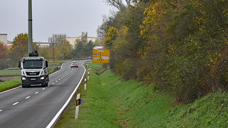 Die ehemalige Haßfurter Mülldeponie (rechts im Bild) an der Prappacher Straße unterliegt ständigen Prüfungen, ob von ihr eine Gefahr für die Umwelt ausgeht. Jüngst hat sich allerdings herausgestellt, dass die Hinterlassenschaften der Kompostierfirma Güsa aus den 90er Jahren auf dem Rücken der alten Müllkippe - vor allem Klärschlämme - hochbelastet sind und schleunigst entsorgt werden müssen.