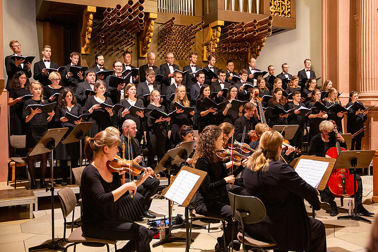 Solisten und 50 Sängerinnen und Sänger präsentierten bei ihrem Konzert das Oratorium 'Athalia' von Händel.