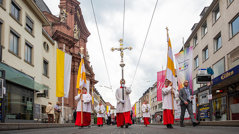 Fronleichnamsprozession in Würzburg am Donnerstag, 8. Juni 2023. Der Prozessionsweg führte vom Dom durch die Schönbornstraße, Juliuspromenade und Theaterstraße zum Stationenaltar im Ehrenhof der Residenz. Dort wurden an einem Altar das Evangelium verkündet und die Fürbitten gesprochen. Zum Abschluss der Station erteilte Bischof Jung den eucharistischen Segen mit der Monstranz.