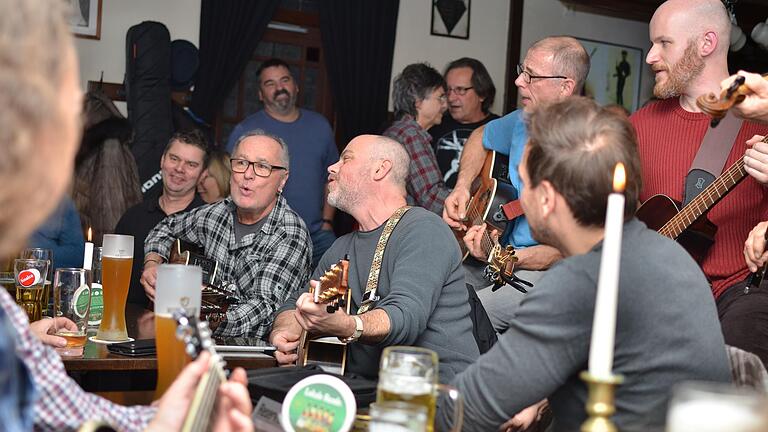 Als 'ungezwungen' und 'eher wie ein großes Lagerfeuer' beschreibt Schmitt den Musikstammtisch. Keine Bühne, dafür Kerzenschein am langen Tisch.