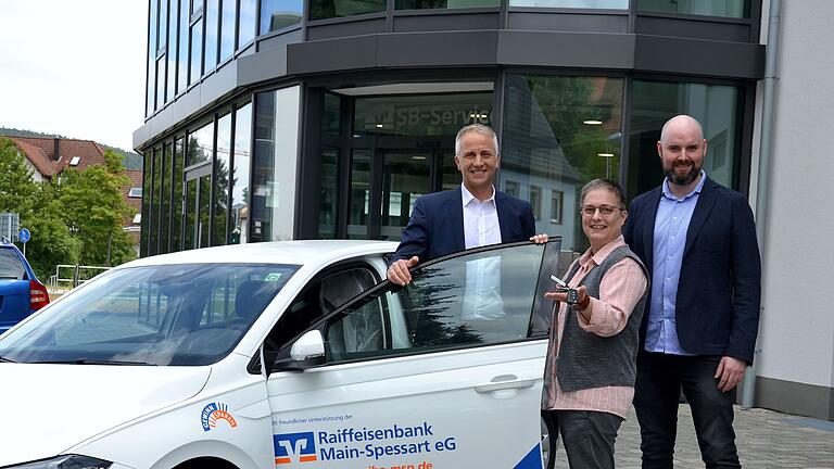 Bei der Fahrzeugübergabe (von links): Andreas Fella, Tatjana Miksch und Ferdinand Elfert.