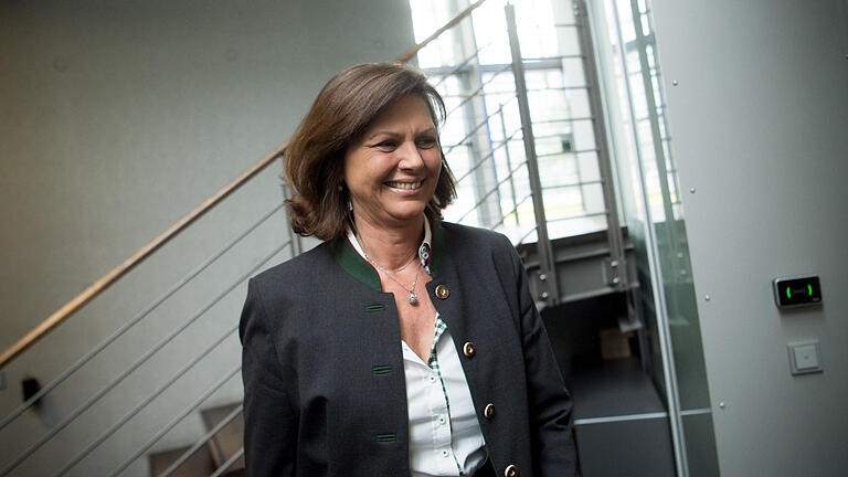 CSU-Vorstandssitzung       -  Die bayerische Wirtschaftsministerin Ilse Aigner (CSU) kommt am 03.04.2017 zur CSU-Vorstandssitzung in der Landeszentrale in München (Bayern). Foto: Alexander Heinl/dpa +++(c) dpa - Bildfunk+++ | Verwendung weltweit