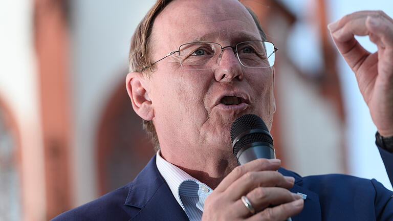 Bodo Ramelow (Die Linke), Ministerpräsident des Freistaates Thüringen, spricht zum Wahlkampfauftakt der Linken in Würzburg auf einer Bühne am Oberen Markt. Foto: Daniel Peter