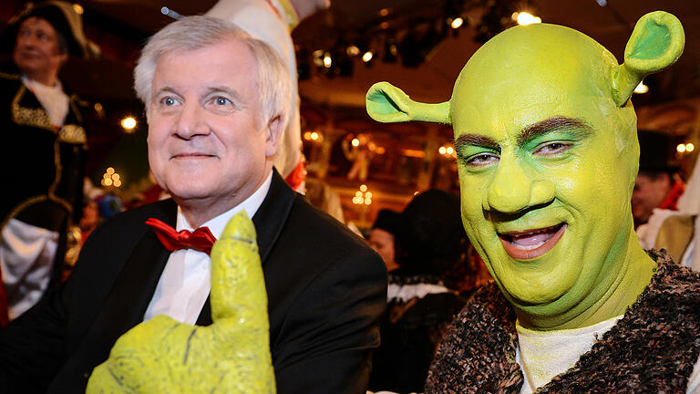 dpa       -  Markus Söder (rechts) verkleidet sich immer spektakulär zu 'Fastnacht in Franken', wie hier 2014 als «Shrek». Horst Seehofer hingegen kam nie verkleidet.