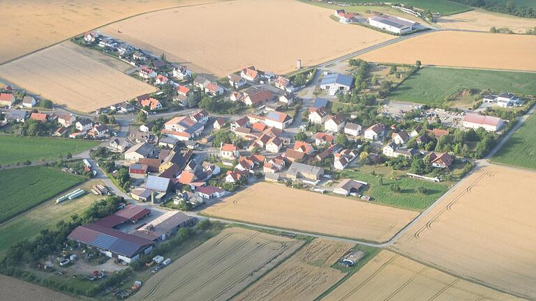 Stark landwirtschaftlich geprägt ist das Dorf in der Nähe von Bad Neustadt, das auf unserem aktuellen Rätselfoto abgebildet ist.