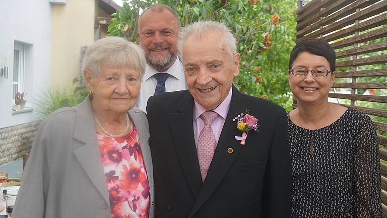 Zur Eisernen Hochzeit des Ehepaares Rosa und Heinrich Wilhelm gratulierten auch Thomas Eberth und Susanne John.