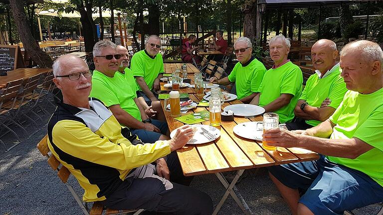 Ein Teil der Radsportgruppe der DJK Lebenhan mit ihrem Leiter Otmar Elting (Zweiter von rechts)  macht Rast bei einer ihrer Touren.