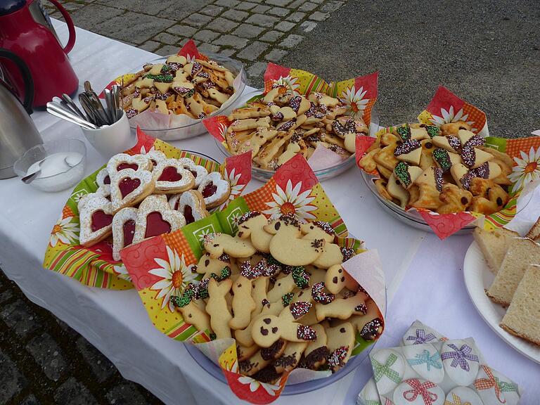 Die vom Grettstadfter Pfarrgemeinderat angeboten Kräuter- und Früchtetees fanden nicht nur wegen den kalten Terperaturen viele Abnehmer. Die leckeren Osterplätzchen lockte nicht nur Kinder zum Zugreifen. Die vom Grettstadfter Pfarrgemeinderat angeboten Kräuter- und Früchtetees fanden nicht nur wegen den kalten Terperaturen viele Abnehmer. Die leckeren Osterplätzchen lockte nicht nur Kinder zum Zugreifen.